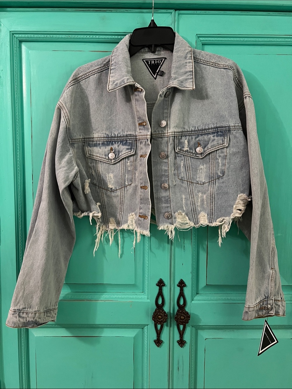 Light Wash Distressed Cropped Denim Jacket - Light Blue